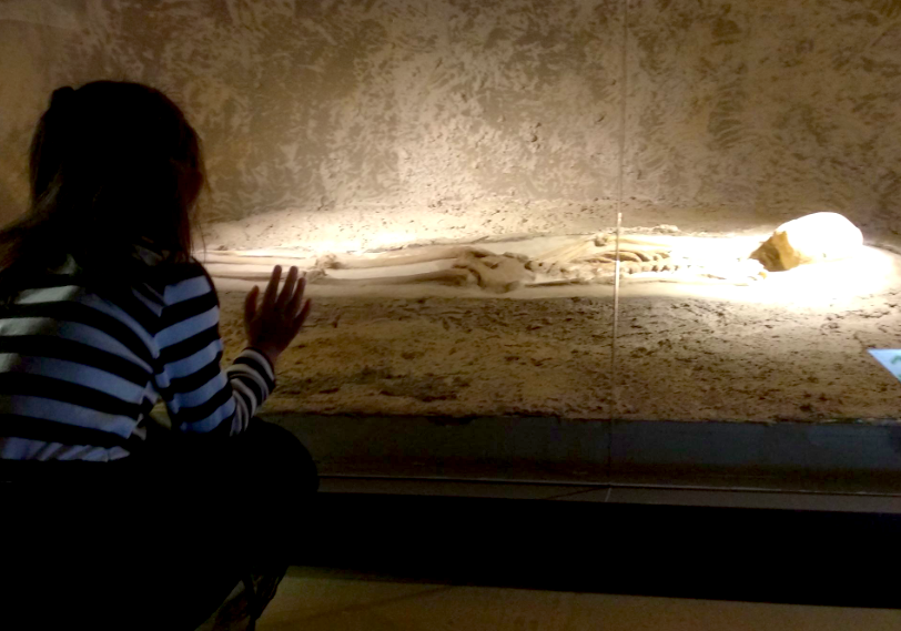 A visitor at the Museum of Archeology (Lyla Liu photo)