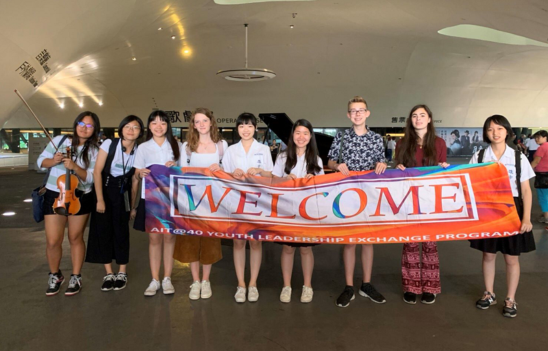 American exchange students visit Kaohsiung Center for Arts. (CNA photo)