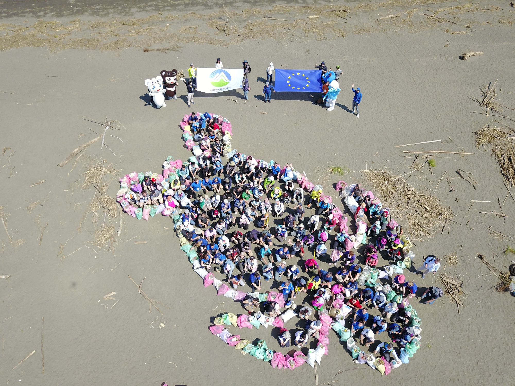 Semua anggota pantai bersih mengambil sampah dan membuat peta kura-kura, menyerukan polusi anti-plastik (ditinjau dari situs EPD)