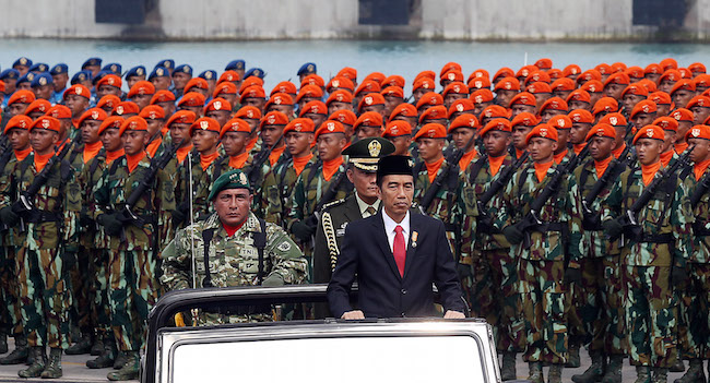 Presiden Joko Widodo atau Jokowi memimpin upacara peringatan HUT ke-74 TNI