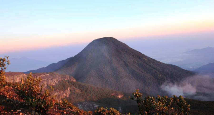 Gunung Malabar dan Puncak Mega tampak Asap dari Api