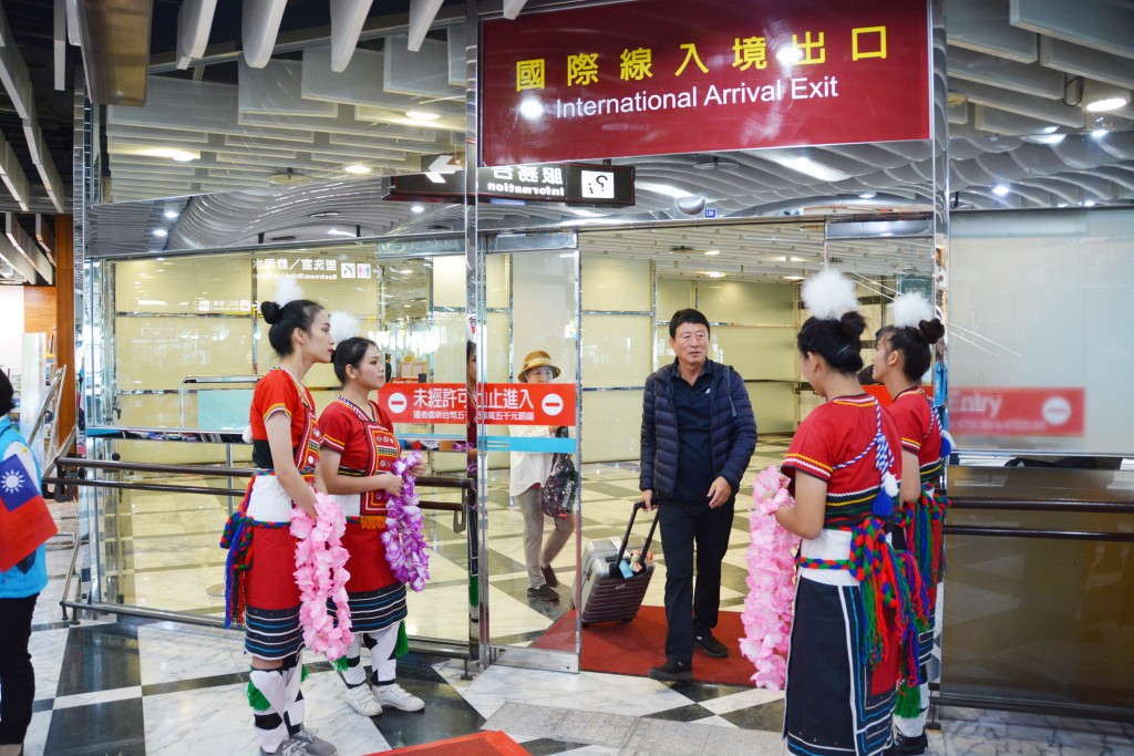 South Koreans arrived in Hualien on a flight from Ulsan Thursday morning. (By Central News Agency) 