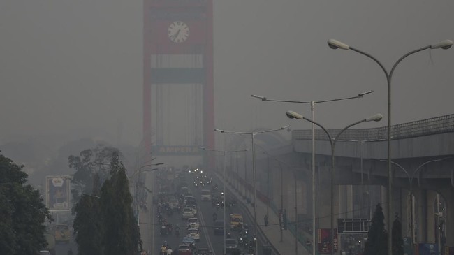 Palembang di kabuti asap pekat lagi (foto dari cnnindonesia)