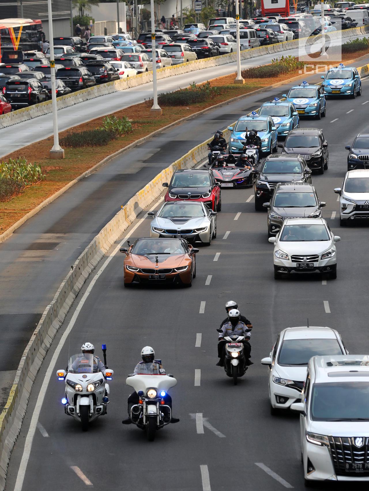 Mobil BMW i8 Roadster, i8 Coupe dan BMW i3s mengawal konvoi mobil listrik jelang jadwal pelaksanaan balap mobil listrik atau Formula E 2020 .Konvoi kendaraan listrik berlangsung dari GBK menuju Monas. (Liputan6)