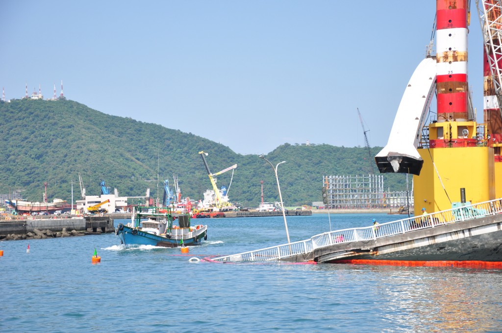 The arch (right) of the collapsed Nanfang'ao Bridge was completely removed Thursday October 10. (By Central News Agency)