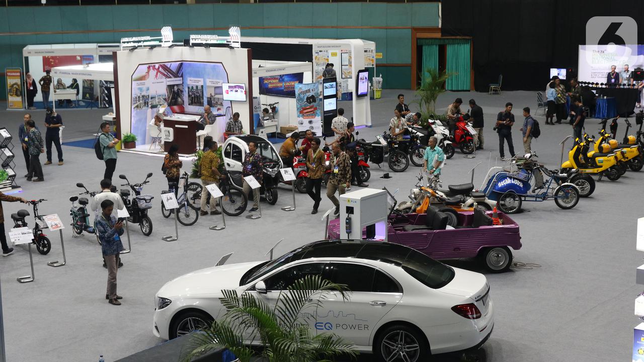 Suasana pameran pada Hari Listrik Nasional di JCC, Jakarta termasuk mobil dan sepeda motor listrik. (Liputan6)