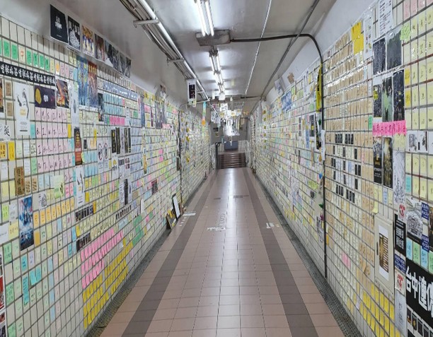 Hình ảnh bức tường  Lennon Wall tại con đường hầm Đài Trung