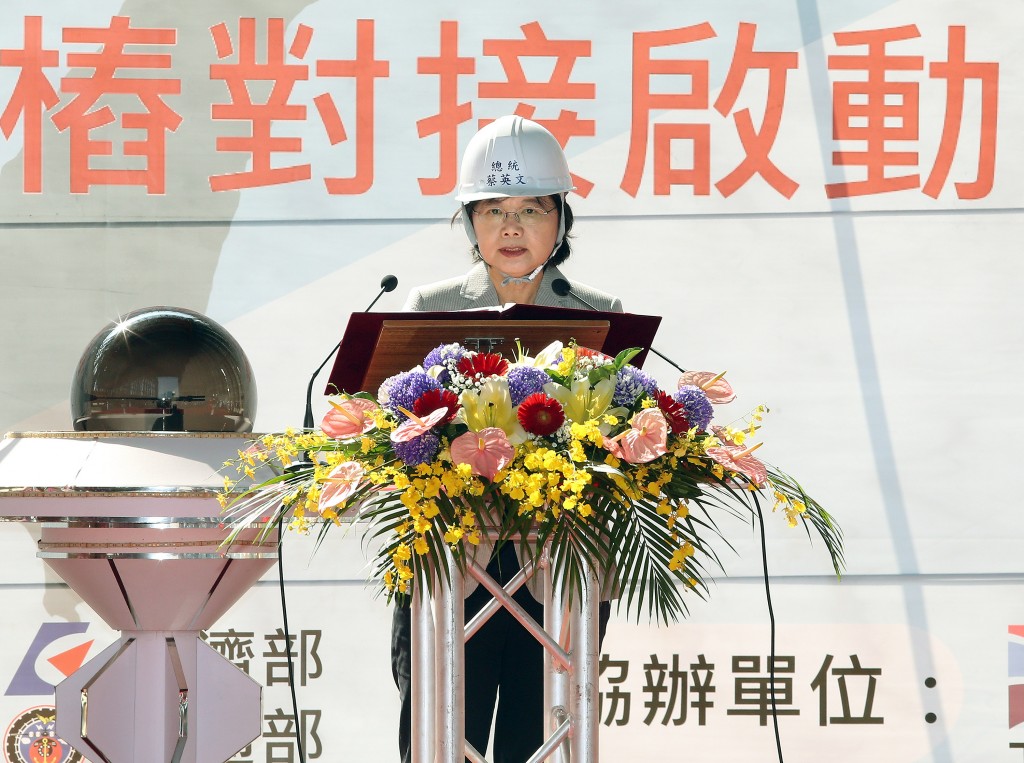 President Tsai Ing-wen speaking at the Port of Taipei Saturday October 12.(BY：TN)