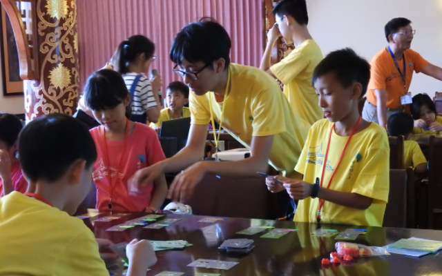 李冠辰同學於夏令營中為小朋友講解活動內容(翻攝自教育部網站)