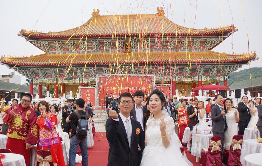 Mayor Han joined event to congratulate the newlyweds and wish them many years of happiness