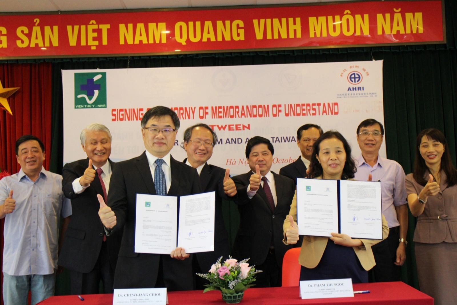 Director of the Animal Health Research Institute Chiu Chuan-zhang and the Director of the National Veterinary Research Institute of Vietnam, Dr. Pham Thi Ngoc signed the MOU at Hanoi for defending African Swine Fever.   Attribute: Council of Agriculture Website