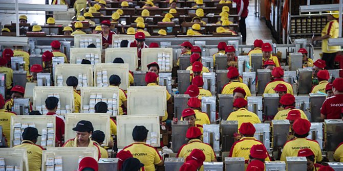 Buruh wanita di pabrik rokok Sampoerna. ©AFP PHOTO/Juni Kriswanto