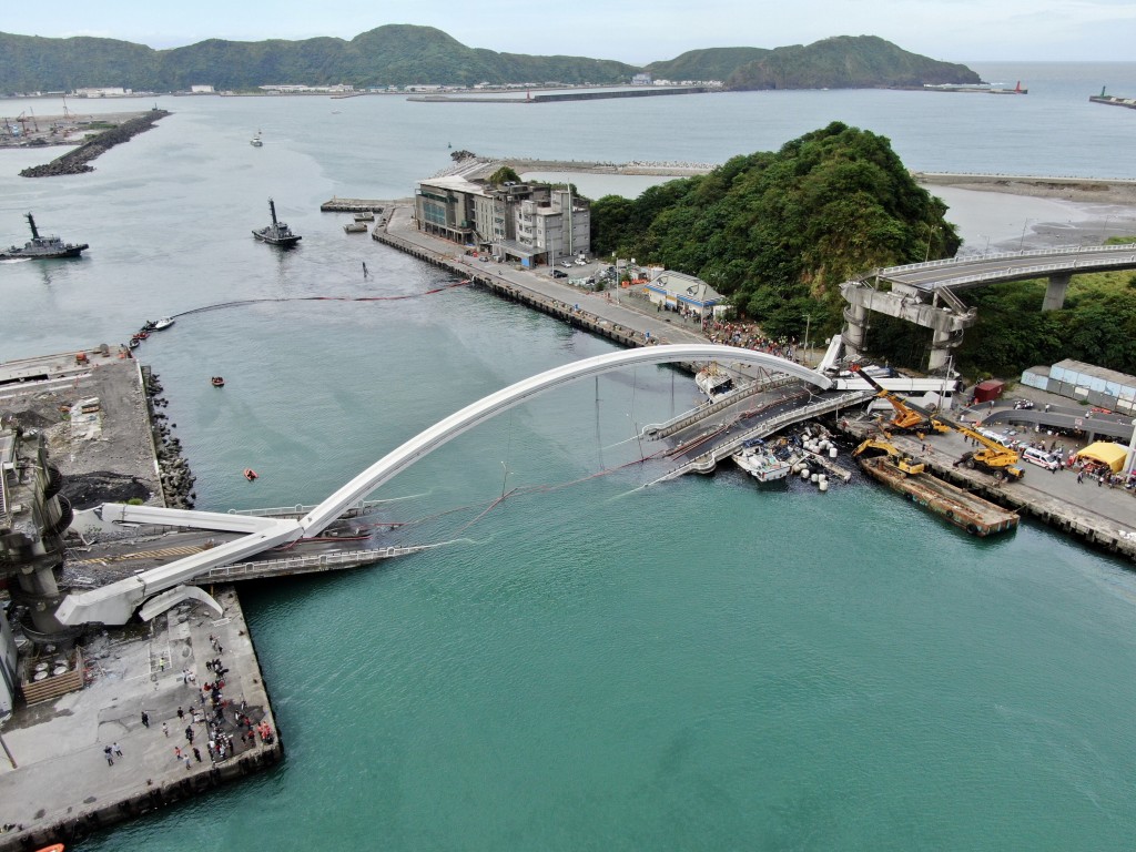 Failure of suspended cables suspected to be factor in bridge collapse in NE Taiwan.(By Central News Agency) 