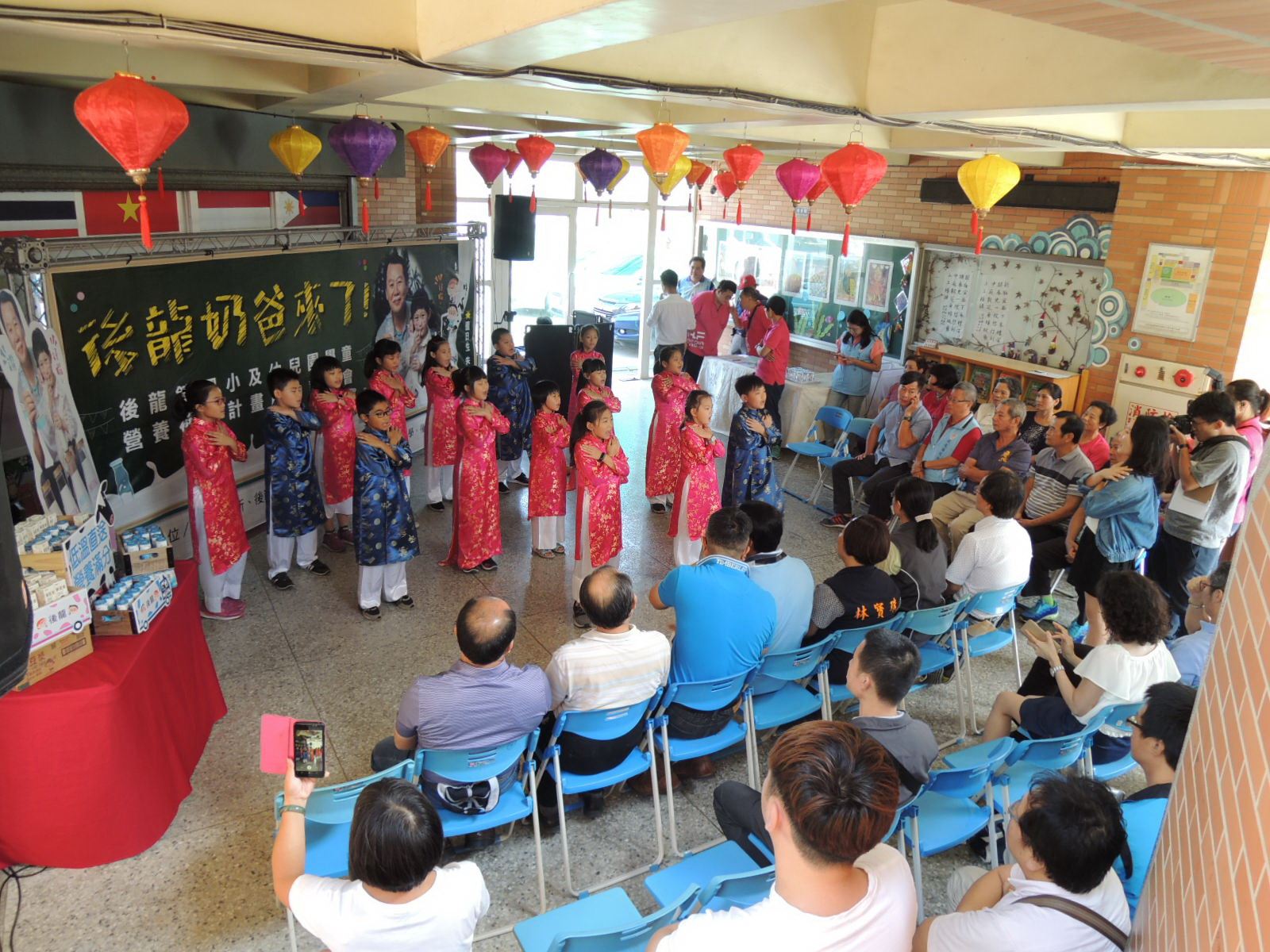 โรงเรียนประถมศึกษาเฉินกงก่อตั้งชมรมร้องเพลงประสานเสียงภาษาเวียดนาม สอนการออกเสียงและทักษะการร้องเพลงที่ถูกต้อง และให้กับเด็กๆ เรียนภาษาเวียดนามผ่านเพลงด้วย (ภาพจาก รัฐบาลมณฑลเหมี๋ยวลี่) 