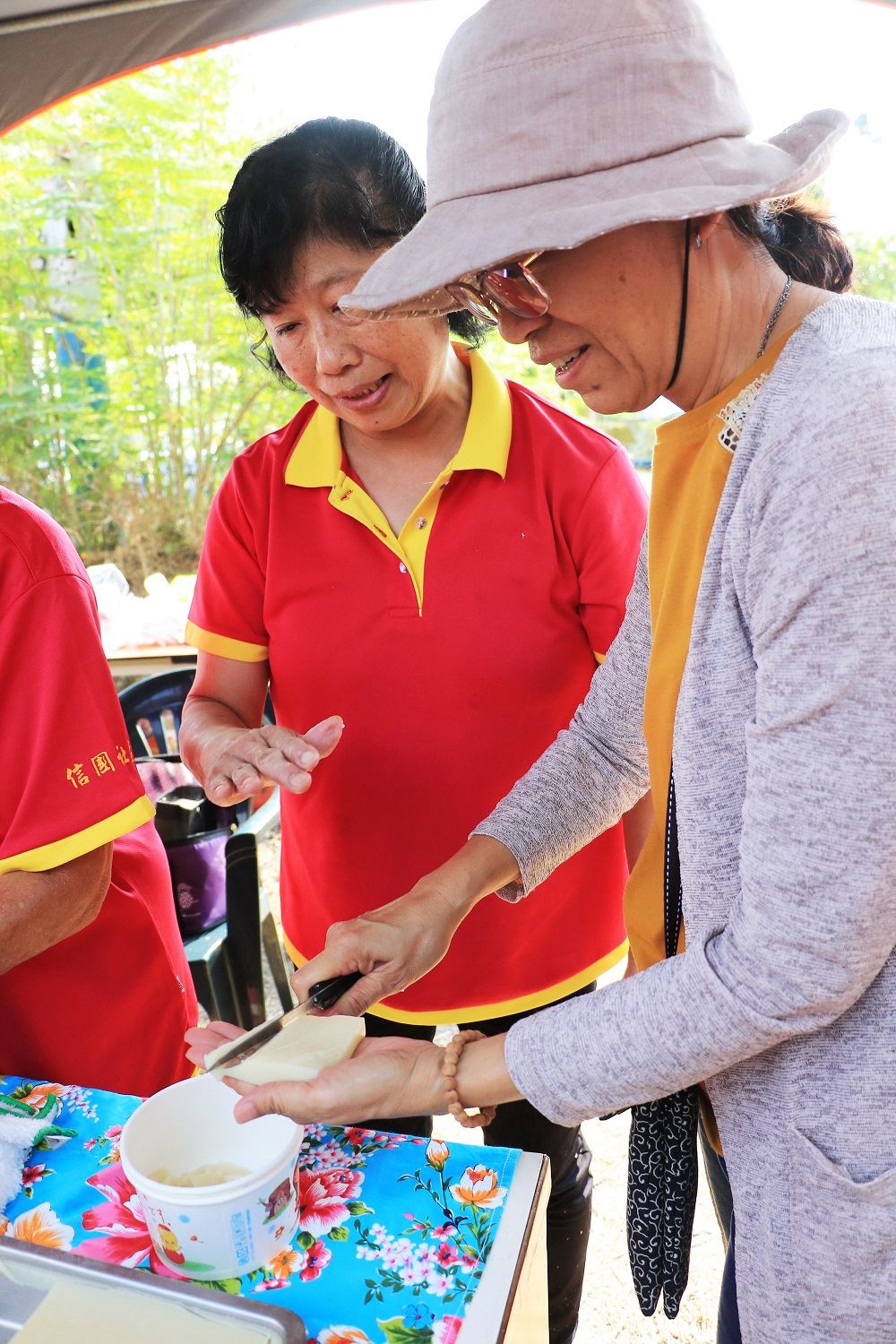 ก๋วยเตี๋ยวเย็นเป็นตัวชูโรงที่ขาดไม่ได้บนโต๊ะของชาวยูนนาน ทานคู่กับซอสเปรี้ยวและเค็ม เหมาะกับการรับประทานในช่วงที่สภาพอากาศร้อน (ภาพจาก รัฐบาลมณฑลผิงตง)