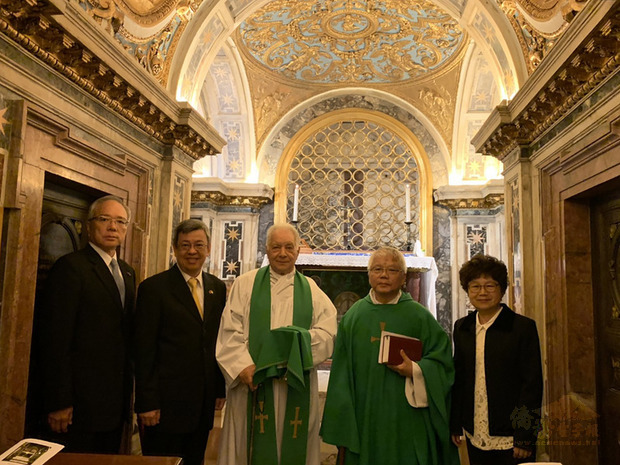 副總統陳建仁（左2）14日在駐教廷大使李世明（左1）陪同下，參加由神父邱琮傑（右2）、王秉鈞（中）在教廷聖伯多祿小堂舉辦的清晨彌撒（翻攝自僑委會網站）