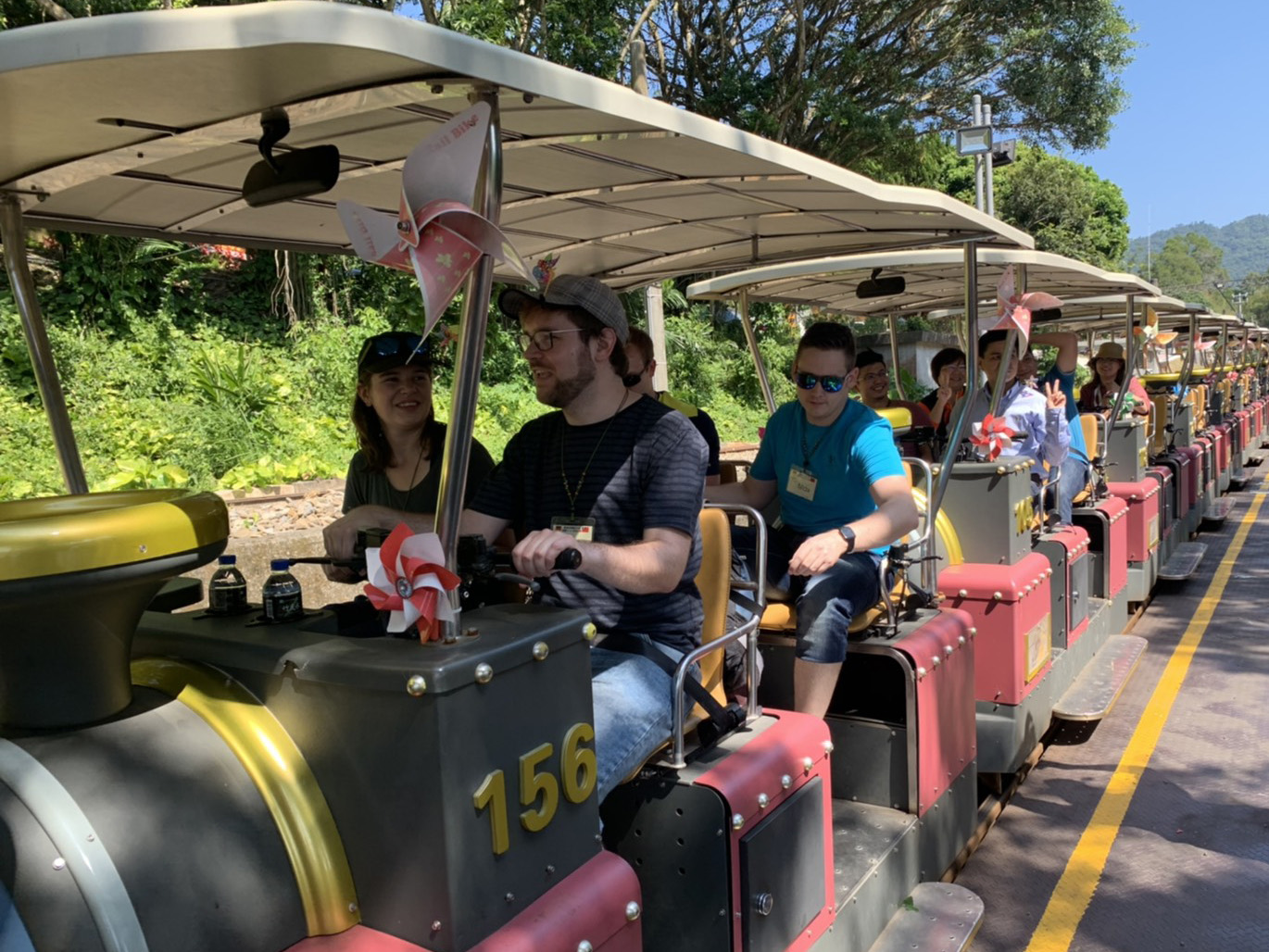 德國般若德團員乘坐苗栗三義鐵道自行車體驗農村之美。(翻攝自行政院農委會水土保持局)