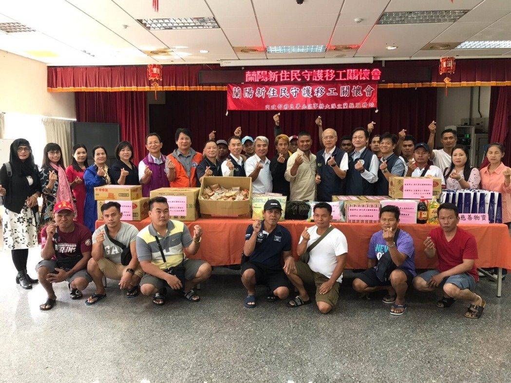 Photo caption: The Head of North District Affairs Brigade Tang Minyao gave the reissued resident certificates by the project to migrant fishers and deliver the donation supplies from society today. It makes the migrant fishers touched and grateful.  Attribute: Employment Service Station in Yilan County of National Immigration Agency.
