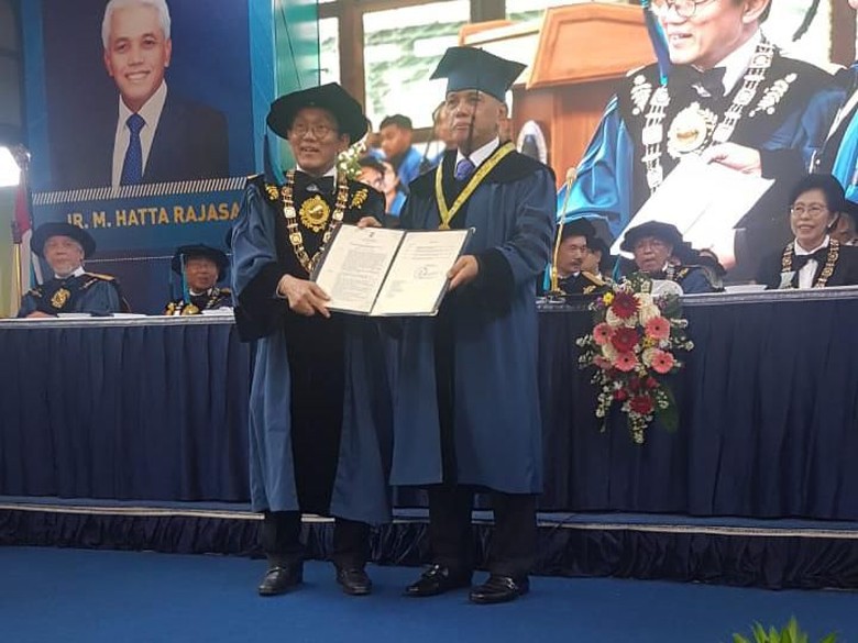 Rektor ITB Kadarsyah memberikan medali doktor kehormatan kepada Hatta Rajasa