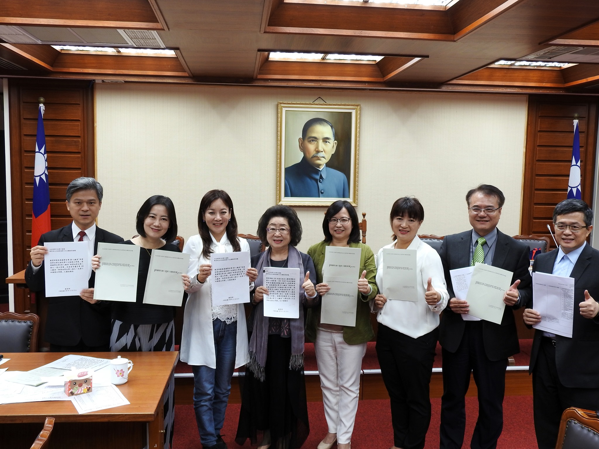 Para legislator telah mengusulkan rancangan amendemen multi-halaman untuk undang-undang universitas, berharap untuk memungkinkan warga baru memiliki jalur masuk akal untuk pendidikan lebih lanjut. (Sumber foto: Legislator Li Lifen / Facebook)