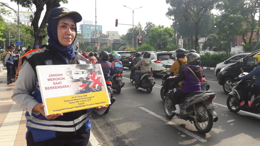 Merokok Sambil Naik Motor, Denda Rp750 Ribu Menanti(foto dari :Otoplasa)