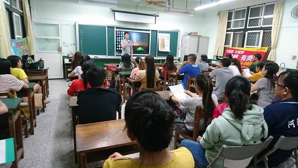 屏東潮州警察關懷網絡，宣傳新住民新二代攜手反賄選(翻攝自屏東縣政府警察局潮州分局臉書粉絲頁)