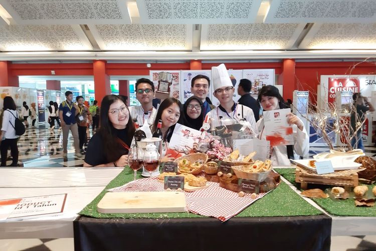Mahasiswa dan Dosen D3 Perhotelan Universitas Multimedia Nusantara (UMN) raih lima medali dalam rangkaian kompetisi kuliner La Cuisine 2019 di JIEXPO Kemayoran, Jakarta 