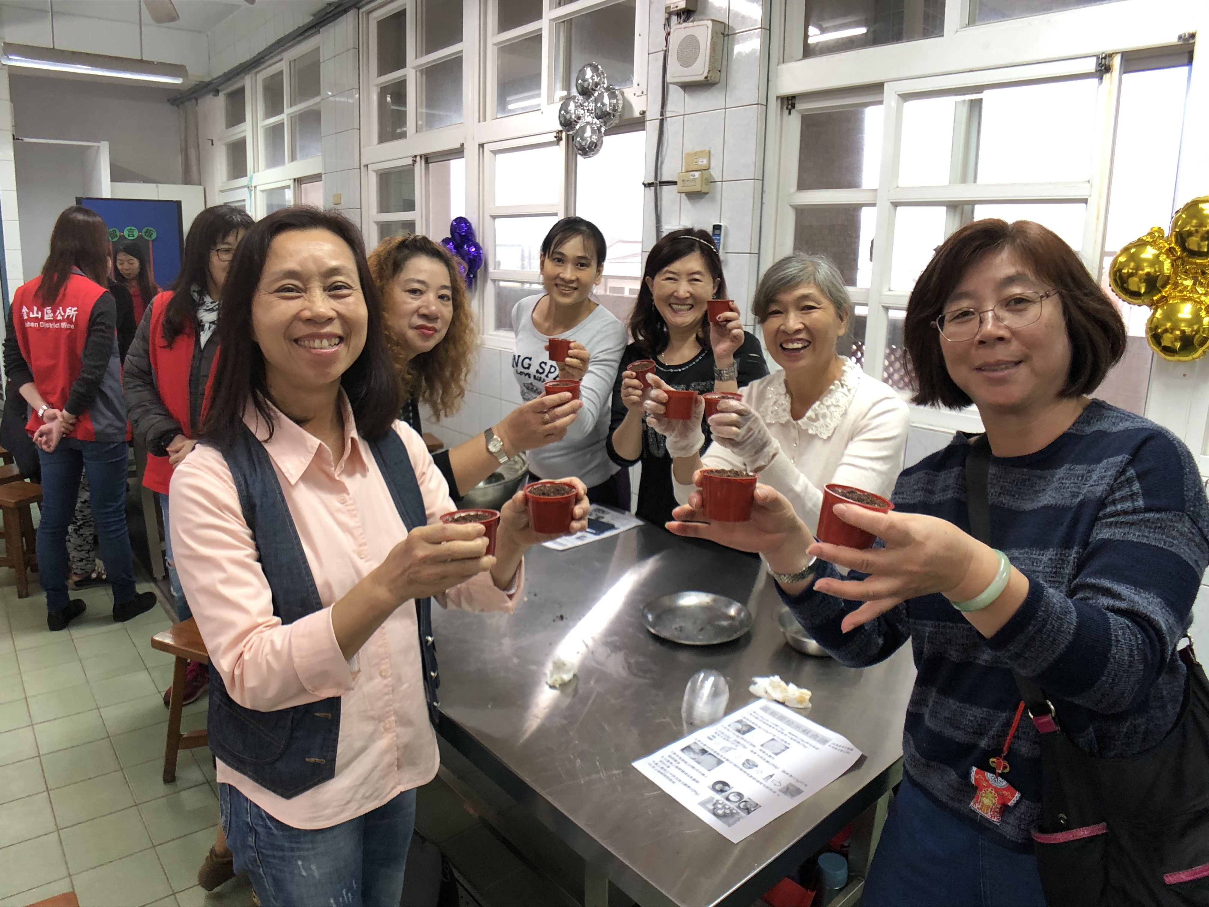 เขตจินซานเปิดคอร์สสอนทำขนมหวาน ครอบครัวผู้ตั้งถิ่นฐานใหม่ร่วมกิจกรรมอย่างมีความสุข (ภาพจาก รัฐบาลนครนิวไทเป)
