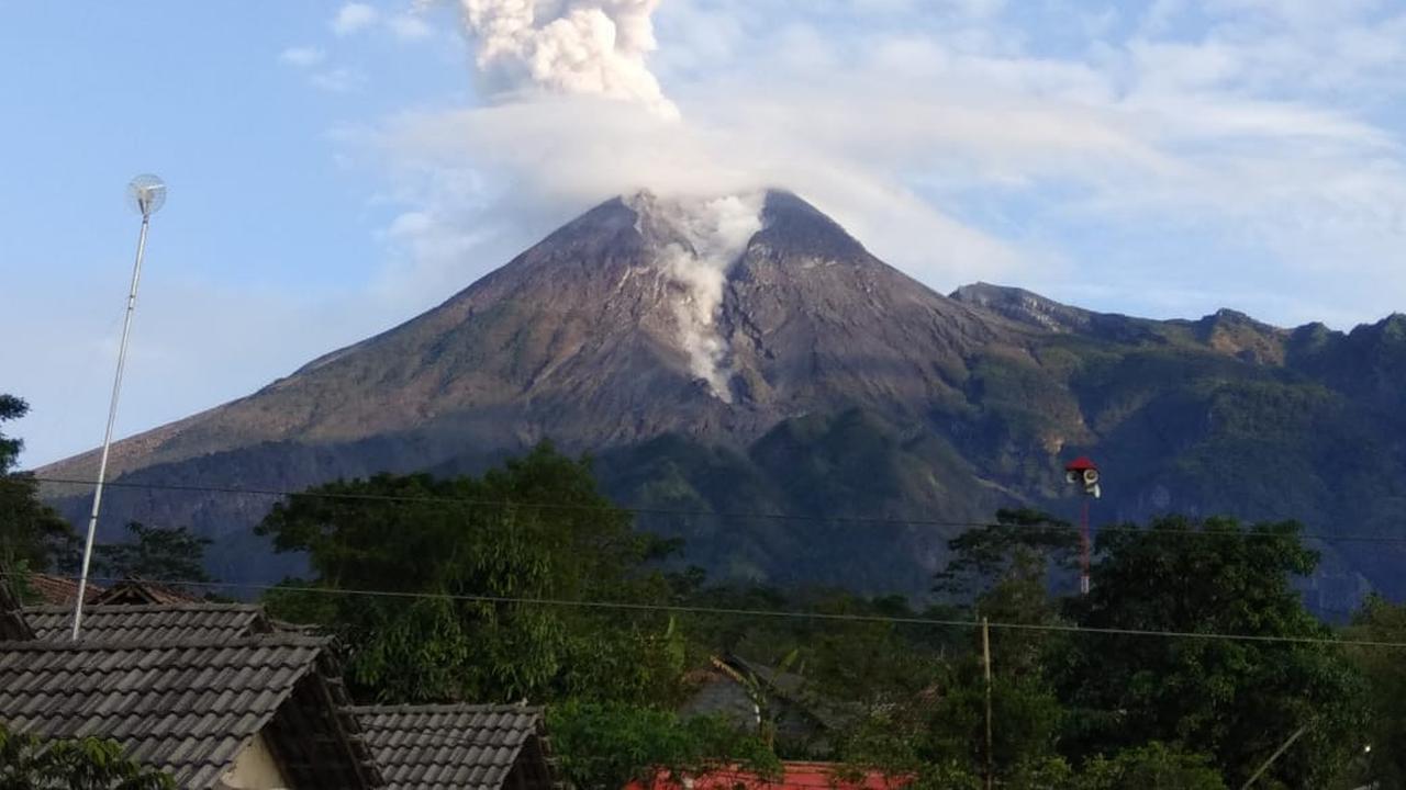 Abu tipis terdistribusi di beberapa wilayah sekitar lereng Gunung Merapi(BeritaLiputanenam)