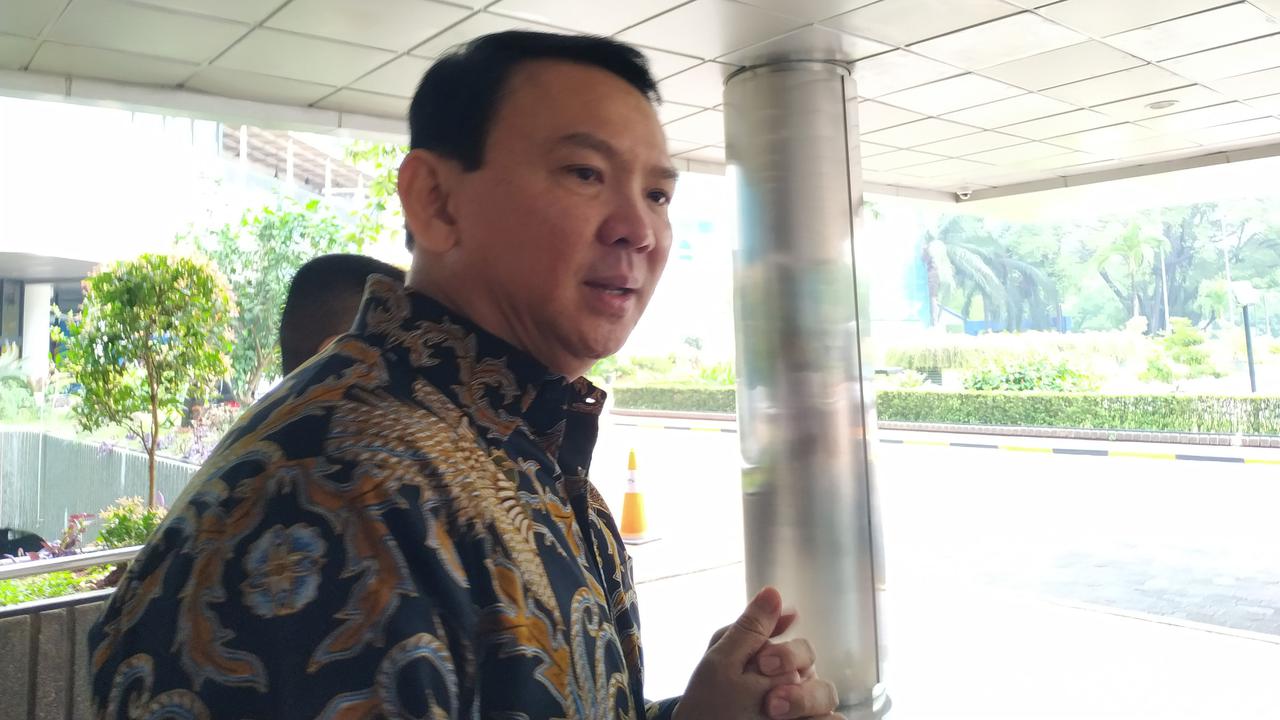 Datang berkemeja batik cokelat gelap, Ahok mengaku ditawari untuk menduduki posisi di salah satu BUMN. Dirinya mengaku siap akan hal itu.