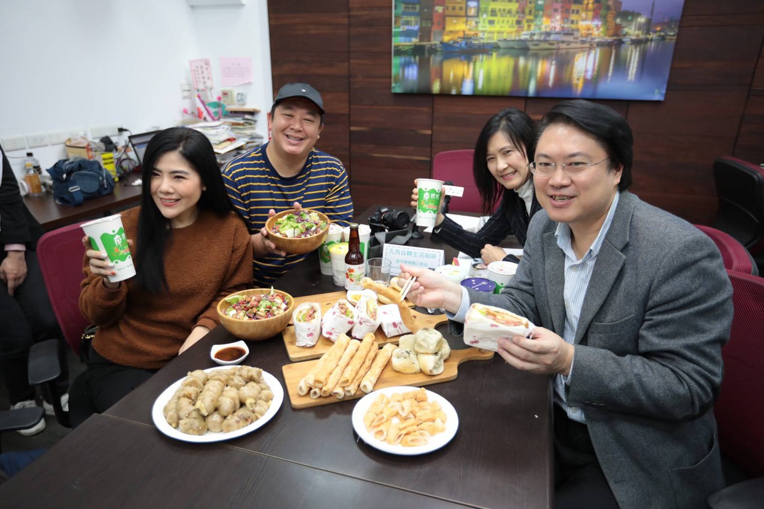 基隆市長林右昌親自擔任觀光大使，向泰國網紅Ibreak2travel介紹許多在地私房美食。（照片來源：基隆市政府）