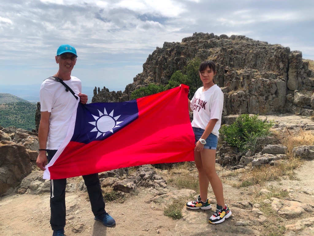 林聿綸和爸爸一起帶著中華民國國旗登上高山（KOKNHO），讓國旗在高山上飄揚(移民署提供)