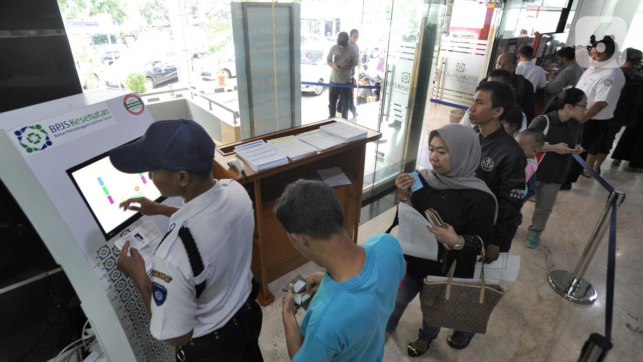 Antrean warga yang ingin mengurus iuran BPJS Kesehatan di Kantor BPJS Jalan Raya Pasar Minggu, Jakarta, Senin (sumber foto :BeritaLiputanEnam)