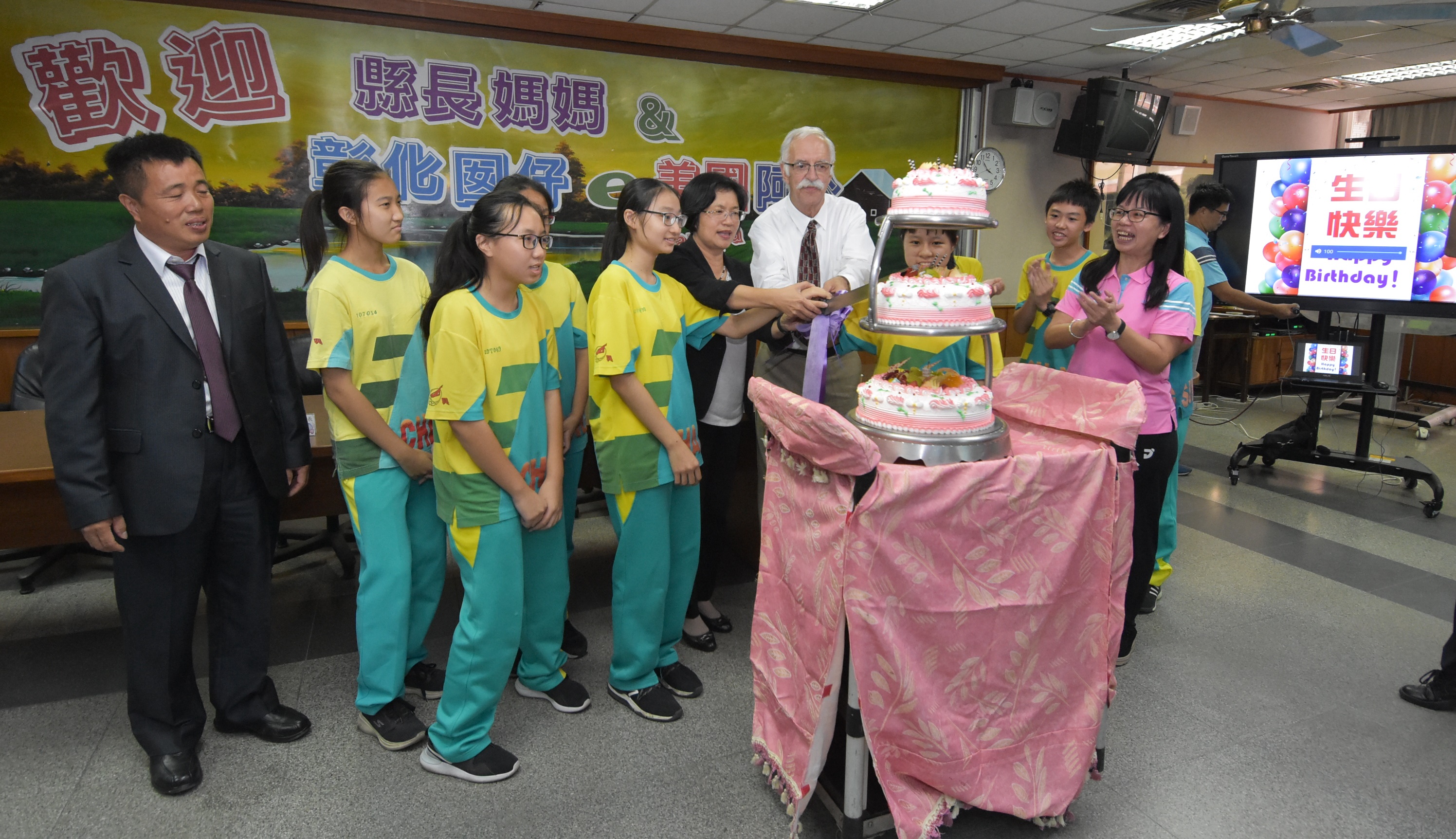 國際志工麥克爺爺76歲生日，學校特地準備中式古早味蛋糕和西式圓形蛋糕慶生(翻攝自彰化縣政府網站)