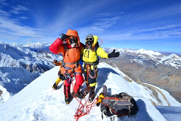Hai nhà leo núi Đài Loan tại đỉnh núi Himlung Himalaya Nepal,