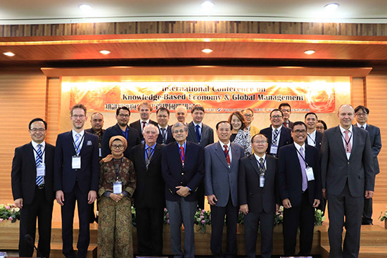 2019 Konferensi Internasional ke 15 tentang Ekonomi Pengetahuan dan Manajemen Globalisasi mengundang Lu Guangmao, presiden Universitas Nantai (deretan empat kanan), wakil presiden akademik Lai Mingcai (deretan tiga kanan), Dr. Sam Basu dari Universitas William Patterson, AS (deretan lima kiri), kepala sekolah dan para tamu di pertemuan itu. (Disediakan oleh Universitas  Nantai)