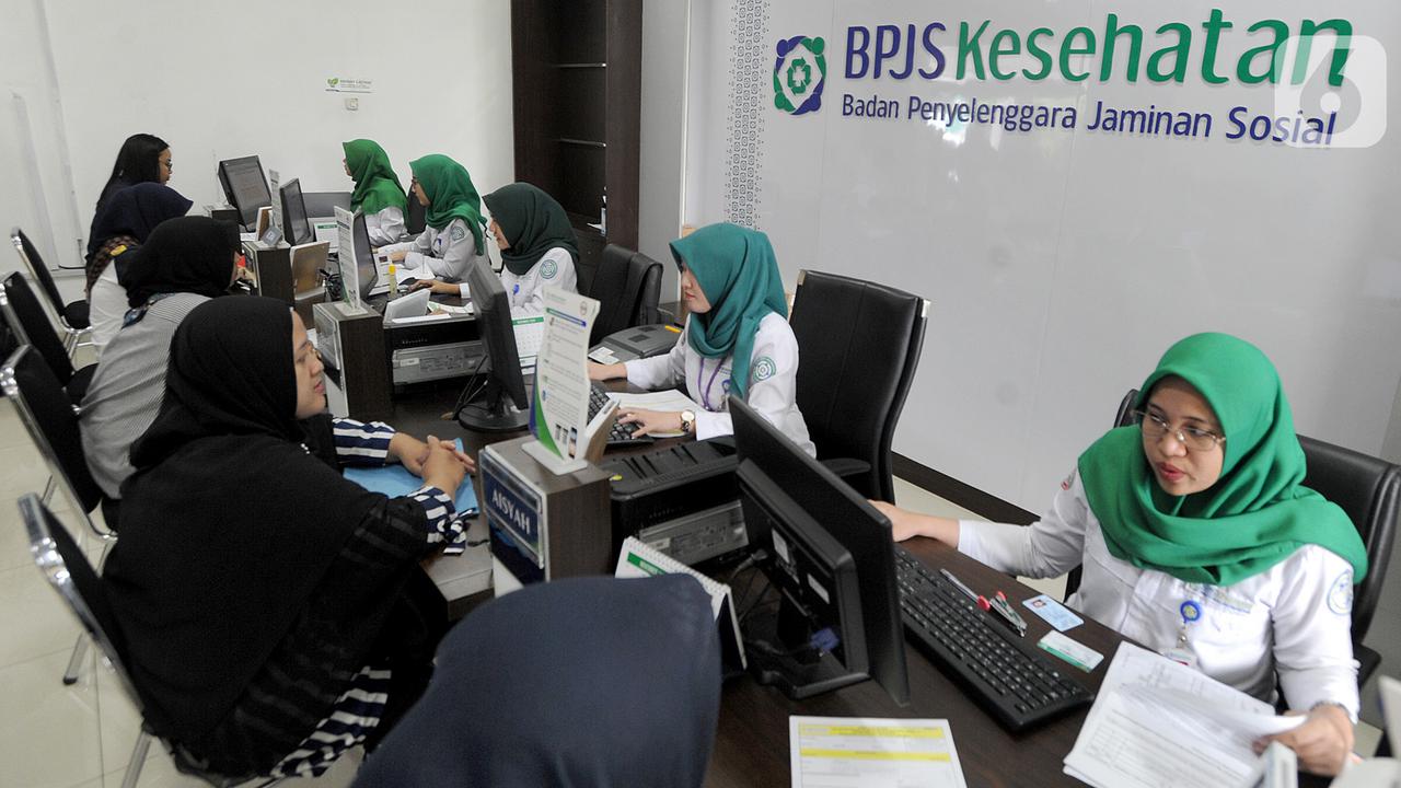 Petugas melayani warga yang mengurus iuran BPJS Kesehatan di Kantor BPJS Jalan Raya Pasar Minggu, Jakarta, Senin (sumber foto :BeritaLiputanEnam)