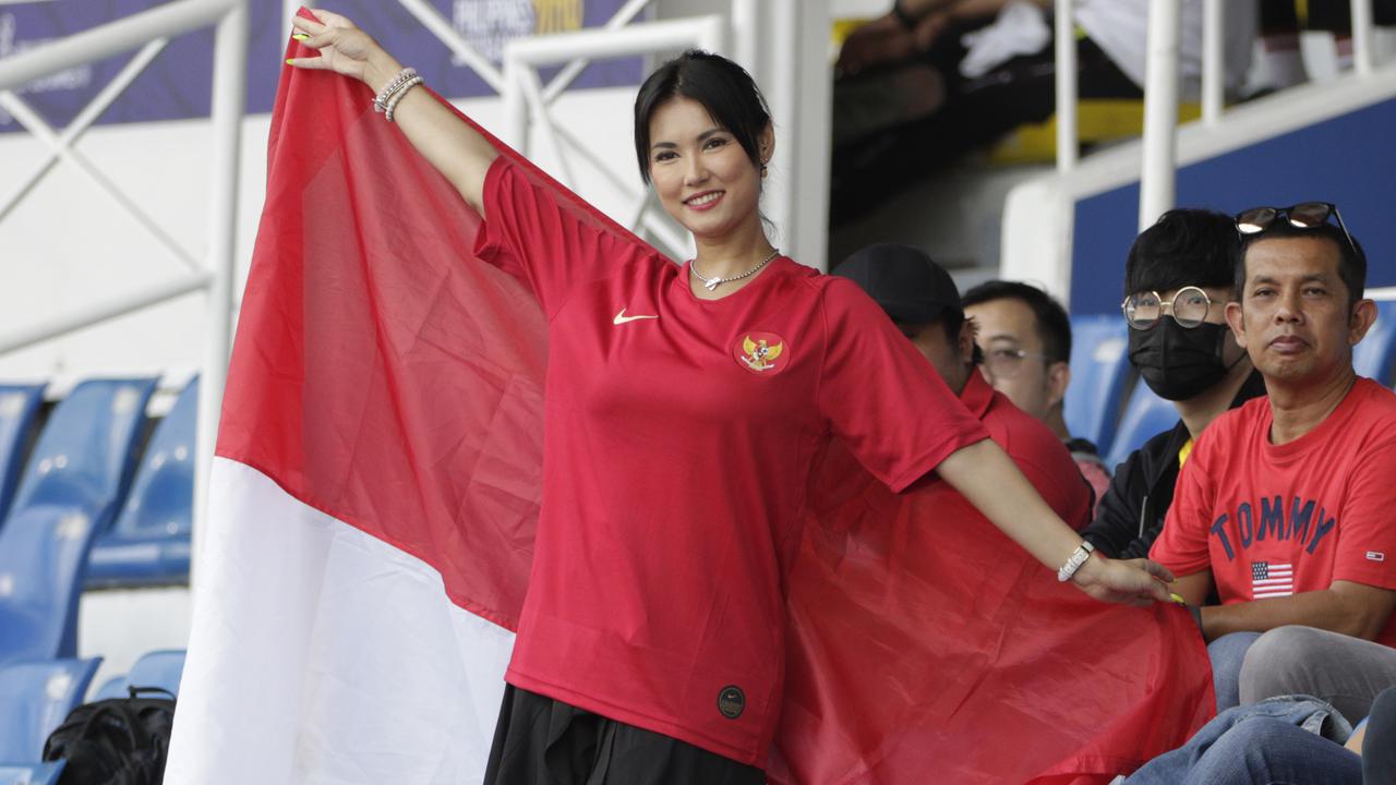 Bintang film asal Jepang, Maria Ozawa, memberikan dukungan untuk Timnas Indonesia saat melawa Thailand pada SEA Games 2019 di Stadion Rizal Memorial, Manila, Selasa