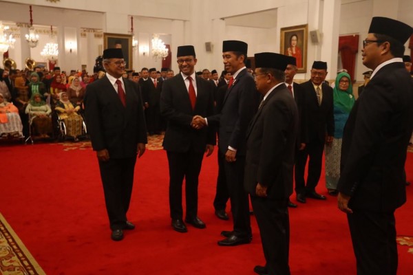 Presiden Jokowi memberi  Gelar Pahlawan Nasional 2019