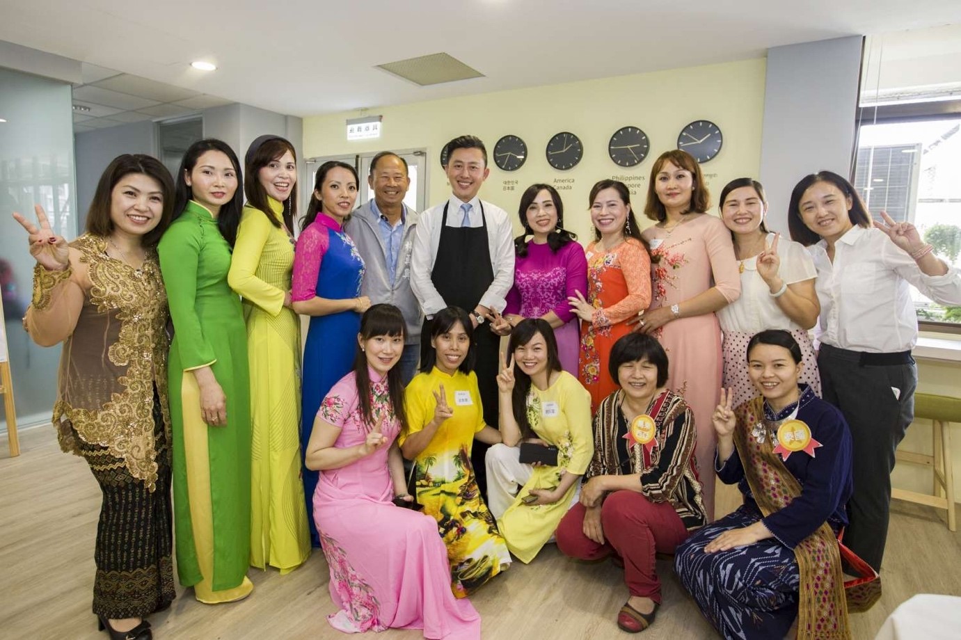 Mayor of Hsinchu pictured with the new residents when experiencing new residents’ craftmanship/ Hsinchu City Hall photo