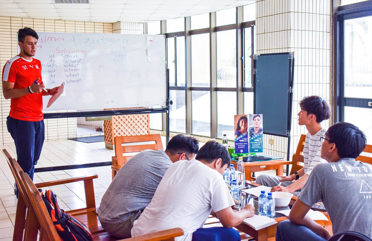 Kursus Pojok Komunikasi Bahasa Asing diajarkan oleh siswa dari seluruh dunia. (Tercermin dari Universitas Sains dan Teknologi Kunshan)