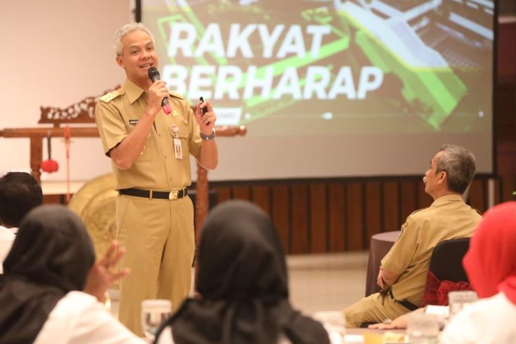 Gubernur Jawa Tengah memberi pelatihan tupoksi, integritas, dan antikorupsi kepada anggota dewan yang baru dilantik di Griya Persada Convention Hotel Bandungan, Senin (11/11)