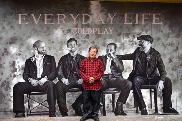 Yan Jhen-fa created Coldplay mural in Ximending. (Warner Music photo)