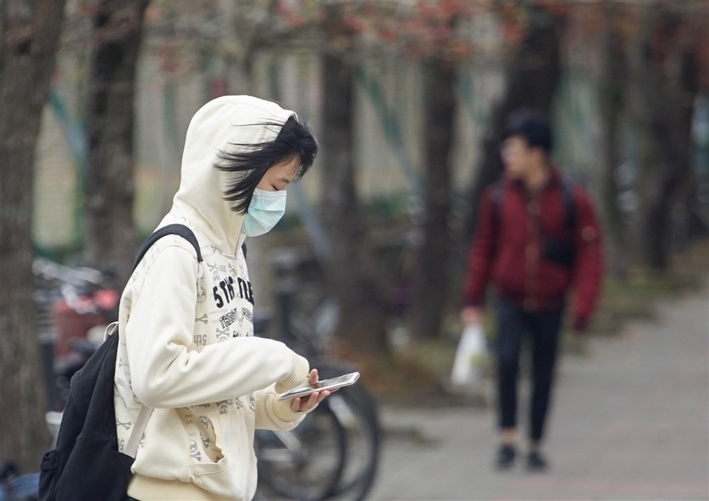 Mercury in New Taipei's Tamsui dips down to 14 degrees Celsius on Monday, lowest recording this fall(CNA photo)