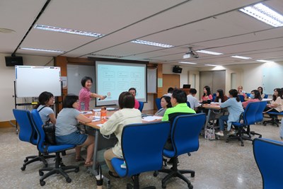 台中市政府開設英語研習班邀請市府機關人員一起為燈會做準備，迎接國際客人。（照片來源：台中市政府）