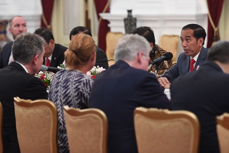 Presiden Joko Widodo (kanan) berbincang dengan delegasi EU-ASEAN Business Council di Istana Merdeka, Jakarta, Kamis (28/11/2019). Pertemuan itu membahas sejulah peluang kerja sama ekonomi kedua pihak..