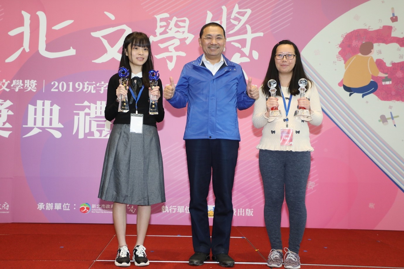 Mayor Hou awarded the winner and encourages new residents to create more/ New Taipei City Hall website photo