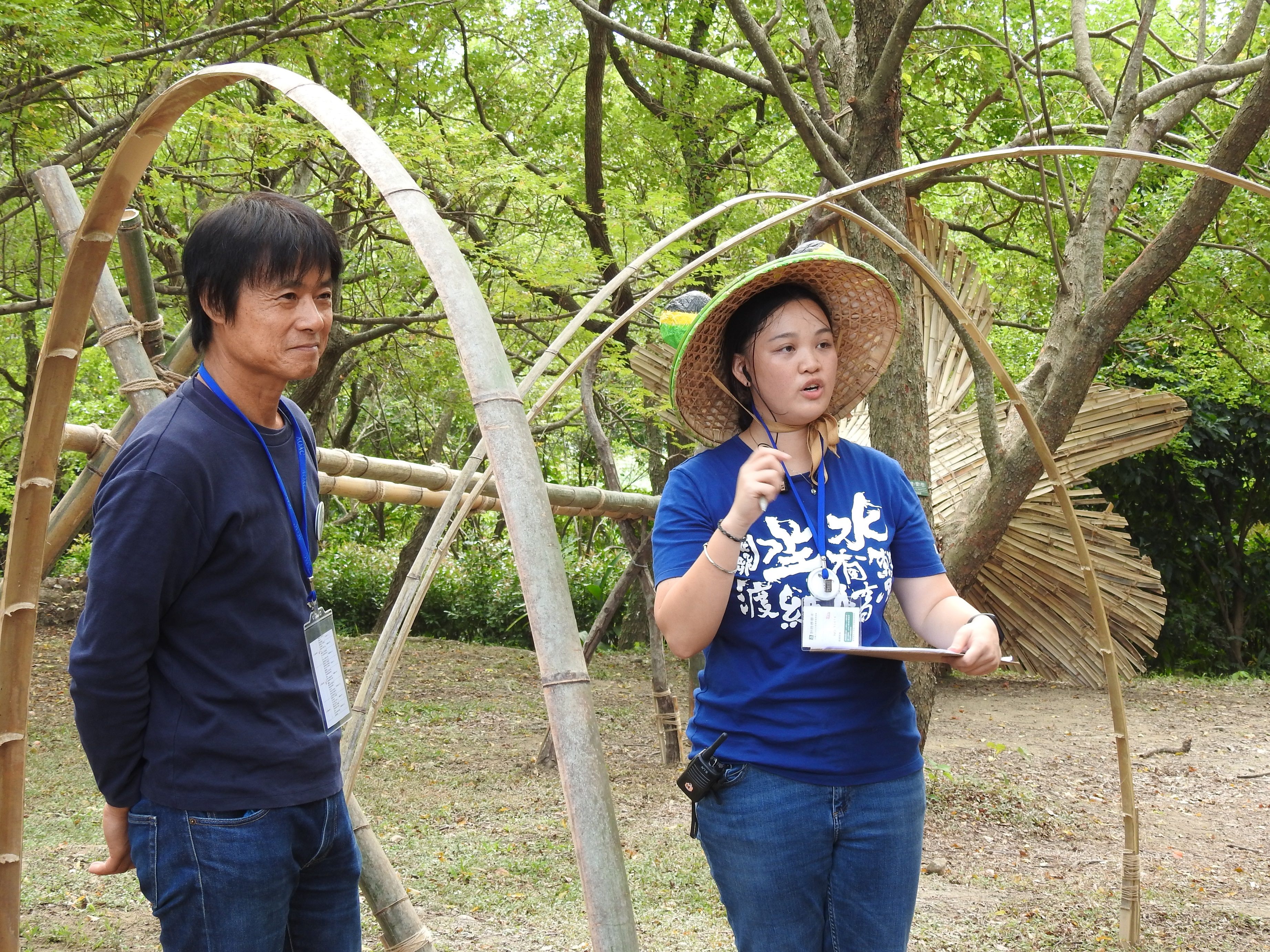 策展人介紹日本藝術家的作品台灣百合收音機。(翻攝自臺北市政府全球資訊網)