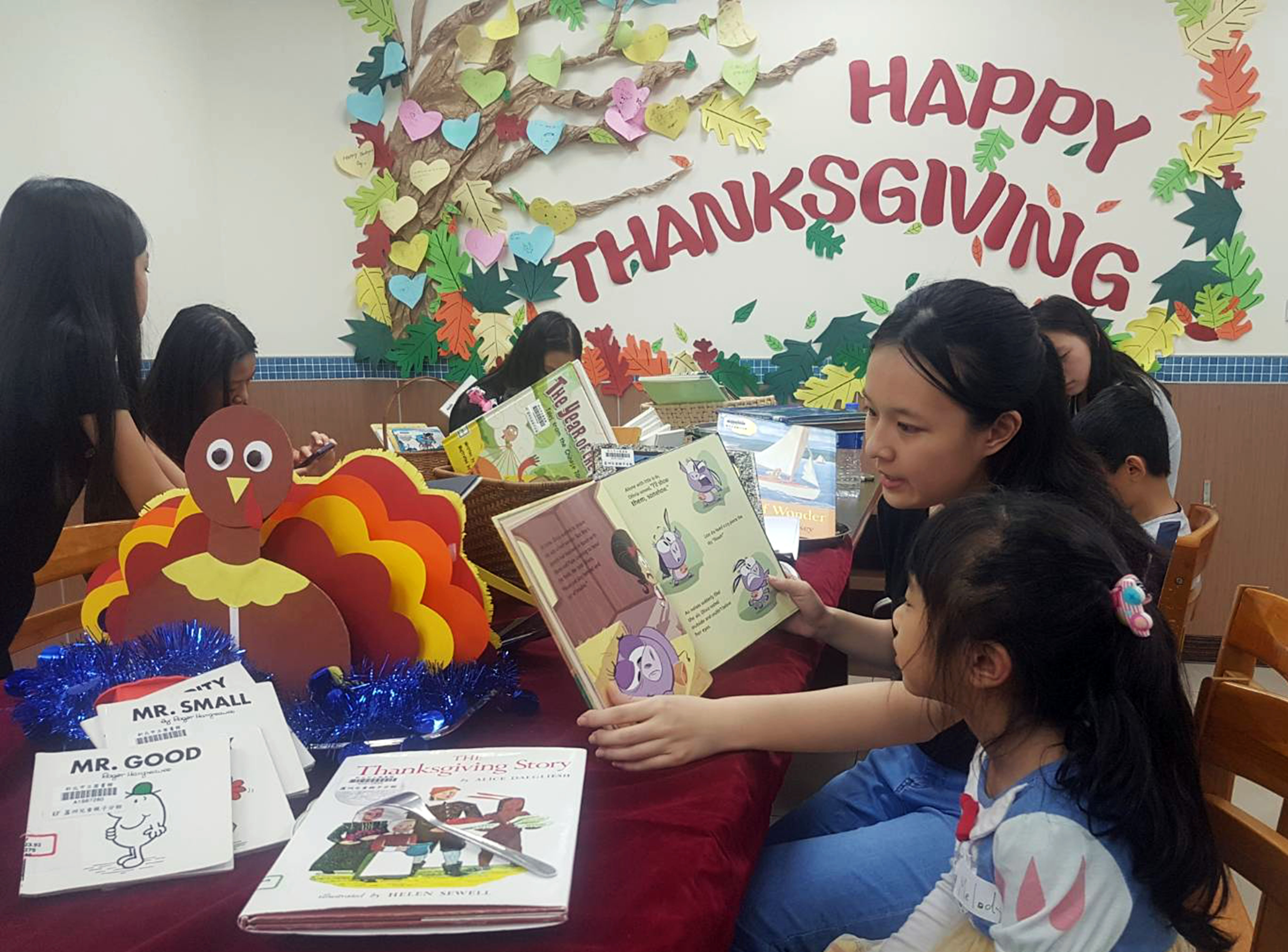 Menanggapi Hari Thanksgiving yang akan datang dan Hari Sukarelawan Internasional, Cabang Orangtua-Anak-anak Luzhou secara khusus menyiapkan makan malam bacaan bersyukur untuk anak-anak yang berpartisipasi dalam kegiatan pendamping bahasa Inggris, sehingga anak-anak dapat belajar untuk berterima kasih kepada orang-orang di sekitar mereka dan mengalami suasana yang eksotis. Festival. (Ditinjau dari Jaringan Informasi Global Pemerintah Kota Baru Baru)