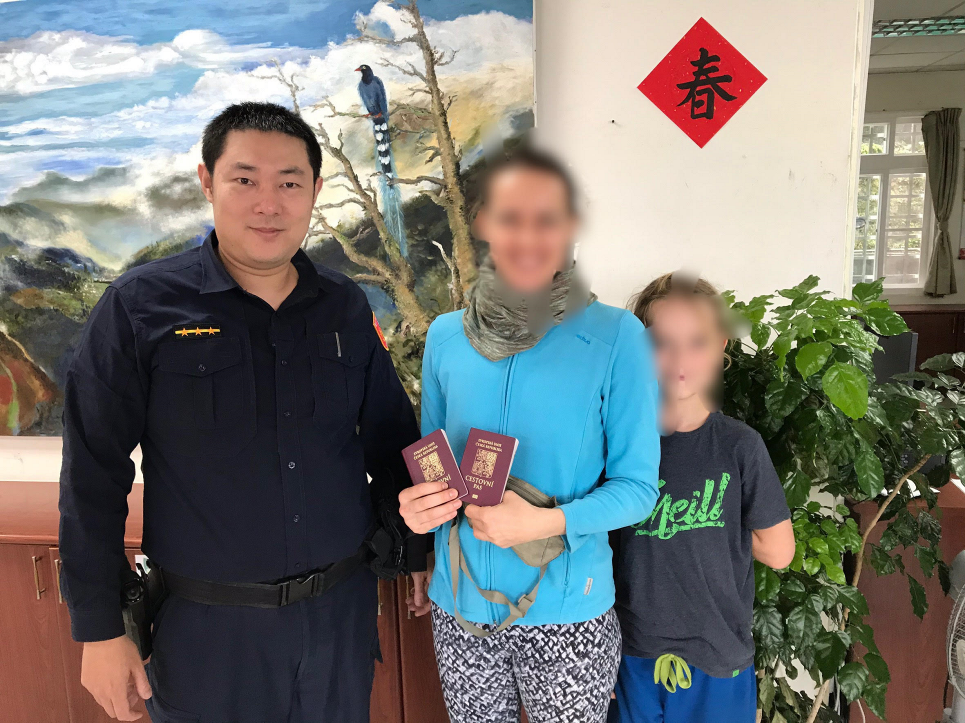 捷克籍母女感謝北投分局竹子湖派出所協助找回皮夾，與警方合影留念。(翻攝自臺北市全球資訊網)